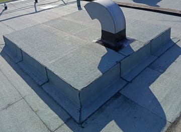 Relevé d'étanchéité autour d'un socle et d'une gaine de ventilation