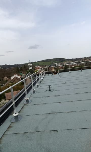 Toiture terrasse à l'étanchéité neuve, garde-corps en périphérie