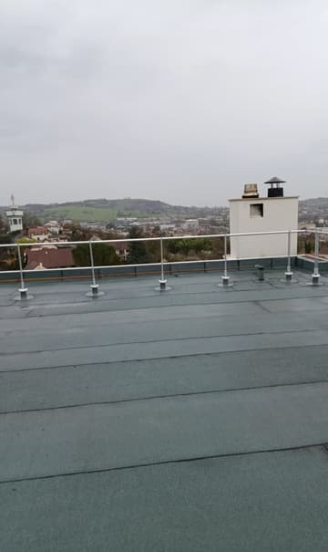 Toiture terrasse avec garde-corps et souche de cheminée