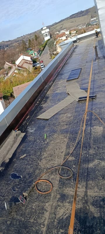 Pose d'une étanchéité bitumineuse sur toiture terrasse