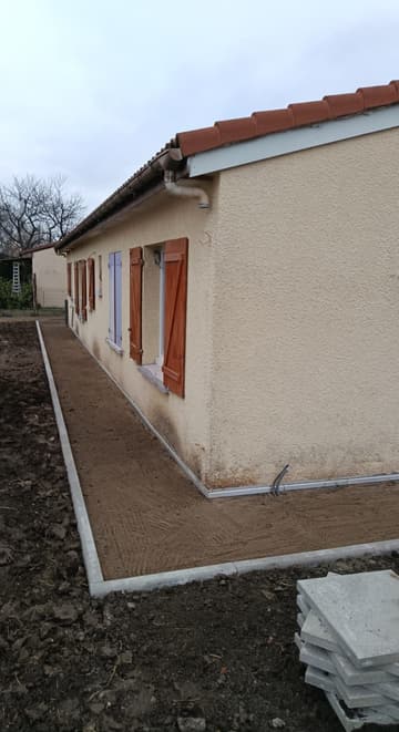 Après travaux : allée sur dalle béton avec bordure le long de la façade