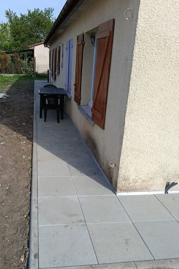 Allée carrelée sur dalle béton, mobilier de jardin