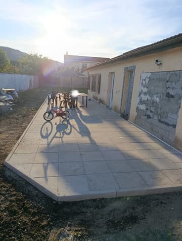 Après travaux : terrasse sur dalle béton le long de la maison