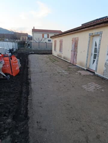 Avant travaux : sol en terre le long de la maison
