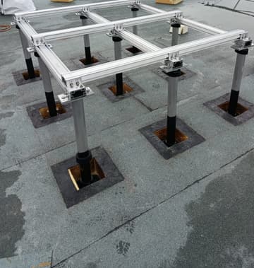 Supports métalliques sur plots avec platines d'étanchéité sur toiture terrasse