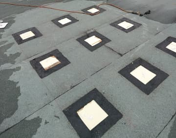 Platines d'étanchéité autour des plots avant pose des supports