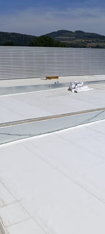 Après travaux : grande toiture terrasse recouverte de membrane PVC claire
