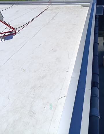 Gros plan sur une membrane PVC claire et sa rive métallique