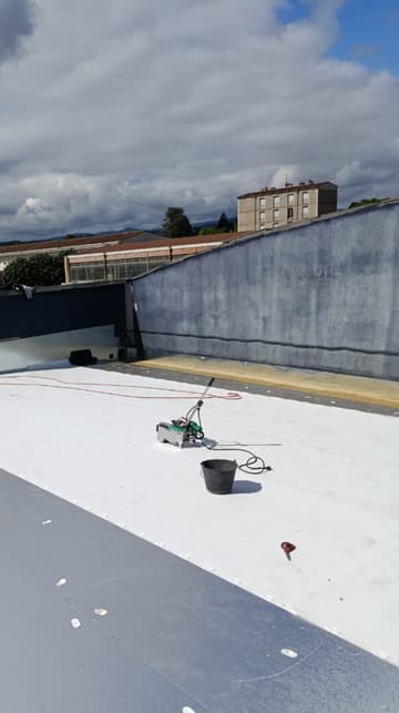 Soudure à l'air chaud des bandes de membrane PVC en cours de chantier