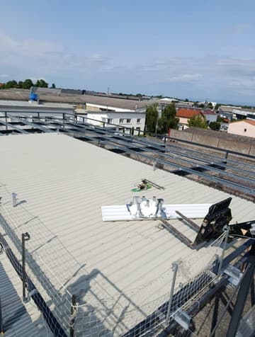 Toiture sur bac acier avec membrane et garde-corps